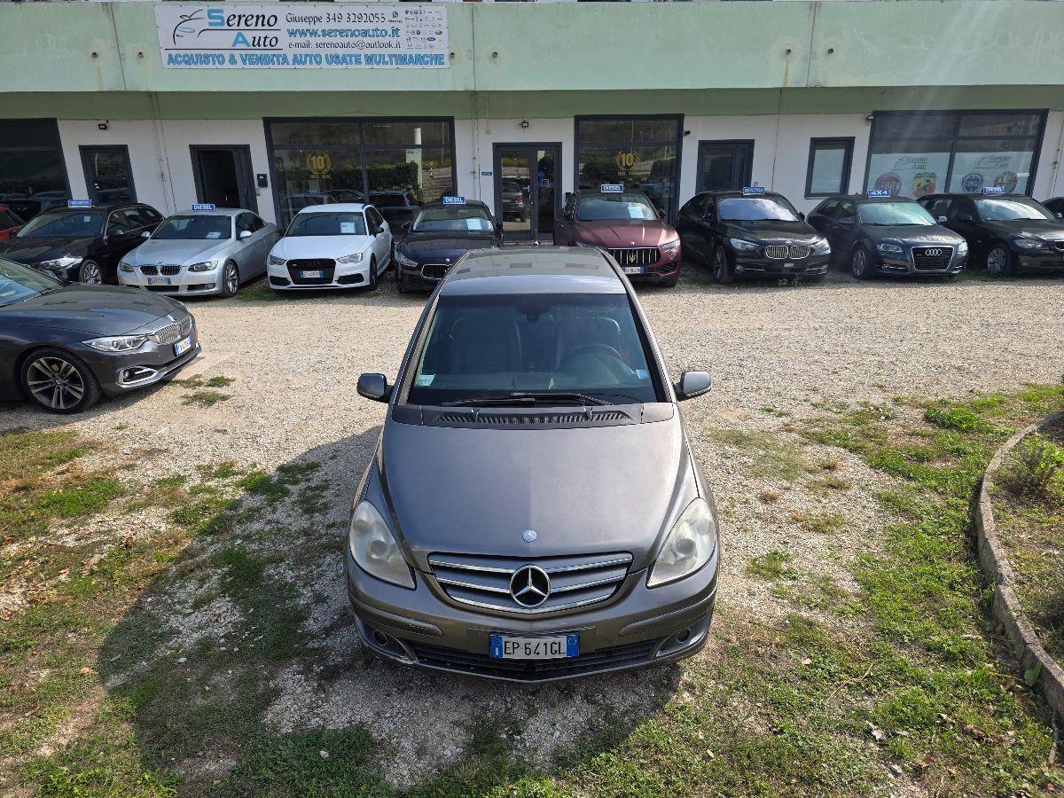 Mercedes-Benz B 180