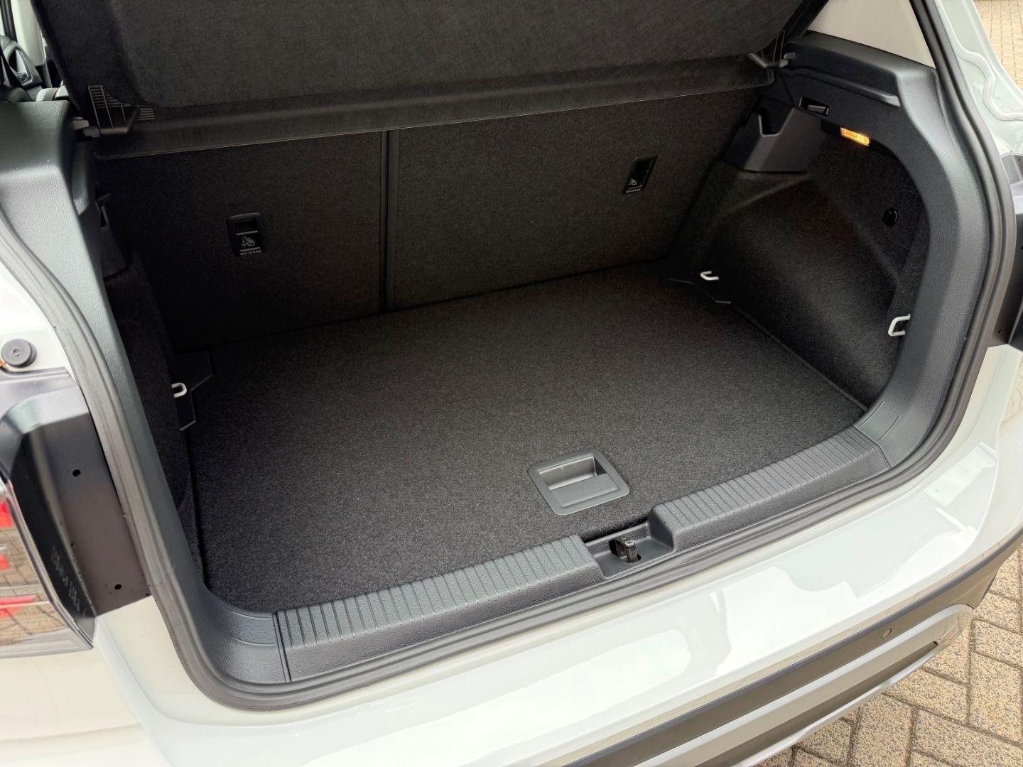 Fahrzeugabbildung Volkswagen T-Cross 1.0 TSI 70 kW Life LED ACC Apple CarPlay