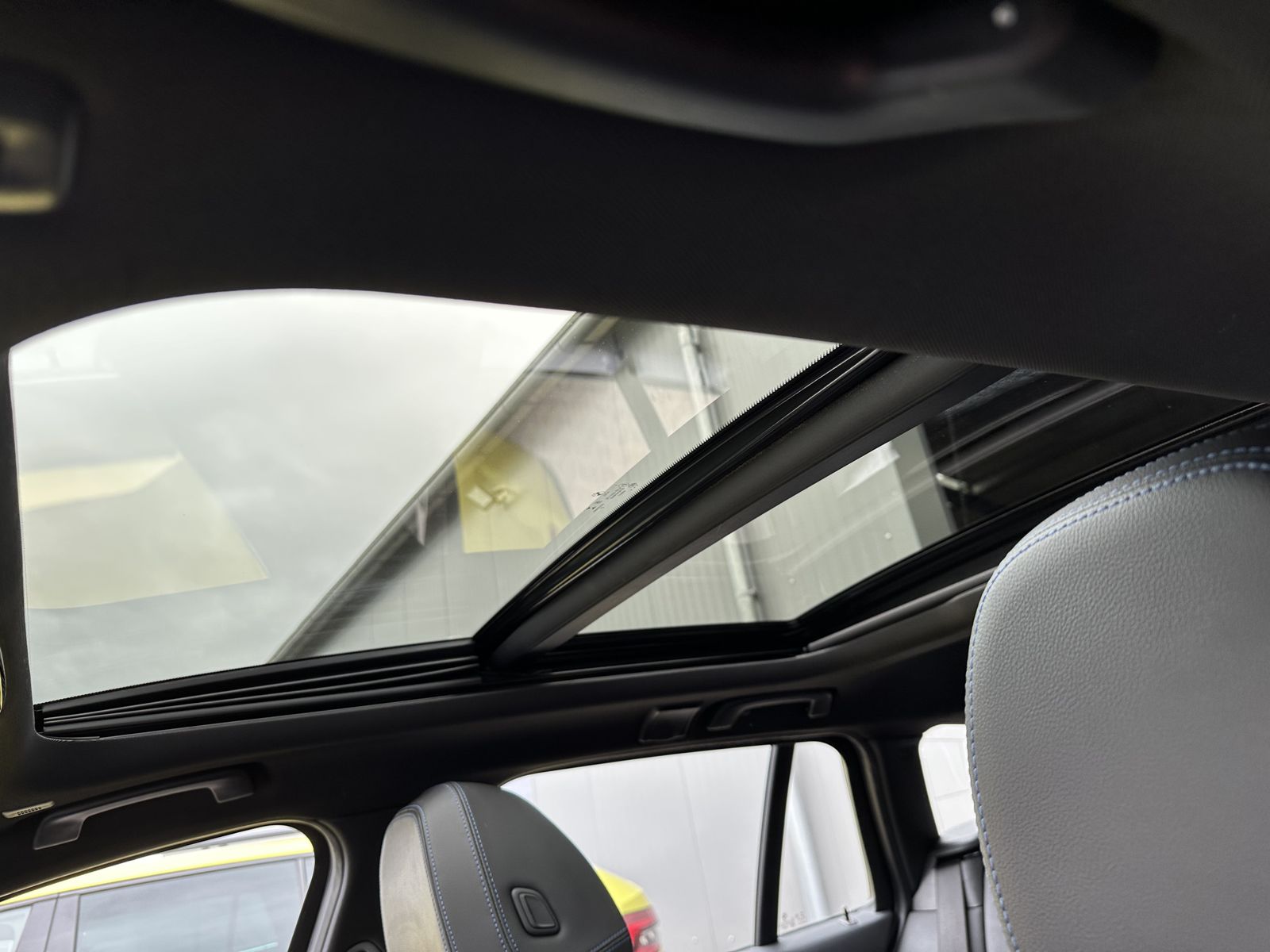 Fahrzeugabbildung BMW 330e Touring xD M-Sport NAV+LASER+PANO+HEADUP+VC