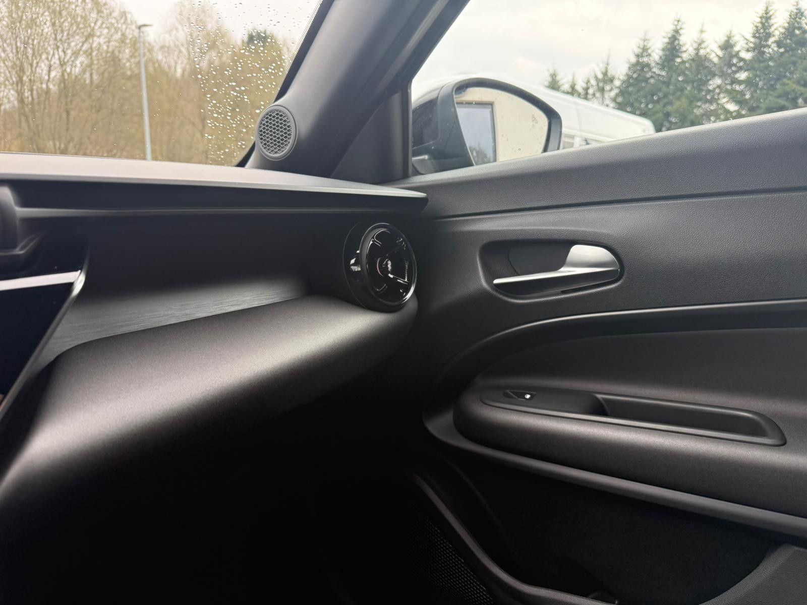 Fahrzeugabbildung Alfa Romeo Junior Ibrida 1.2 VGT 48V-Hybrid 107 kW Ti