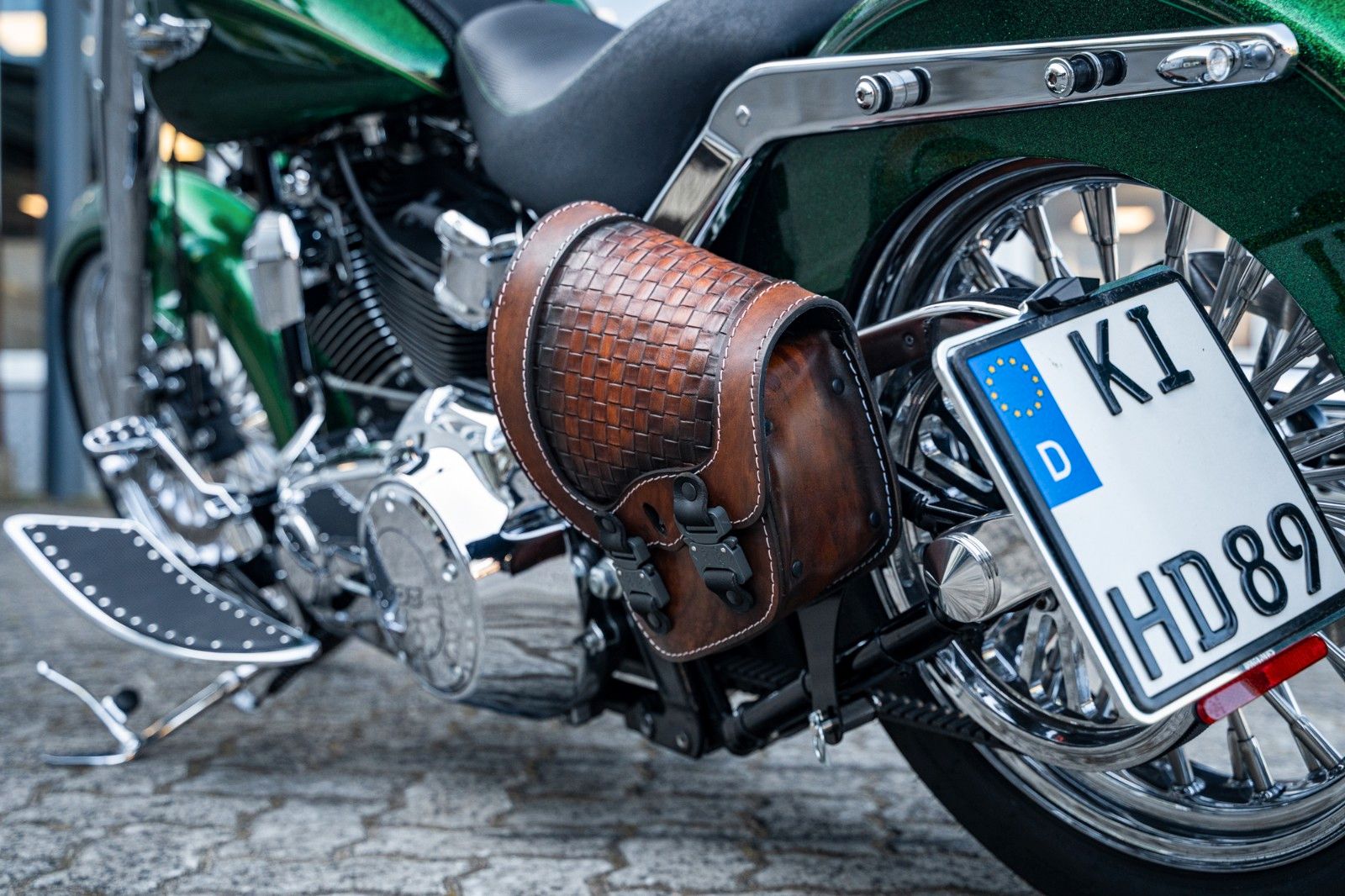 Fahrzeugabbildung Harley-Davidson FLSTN Softail Deluxe 103 - Chicano Candy Green