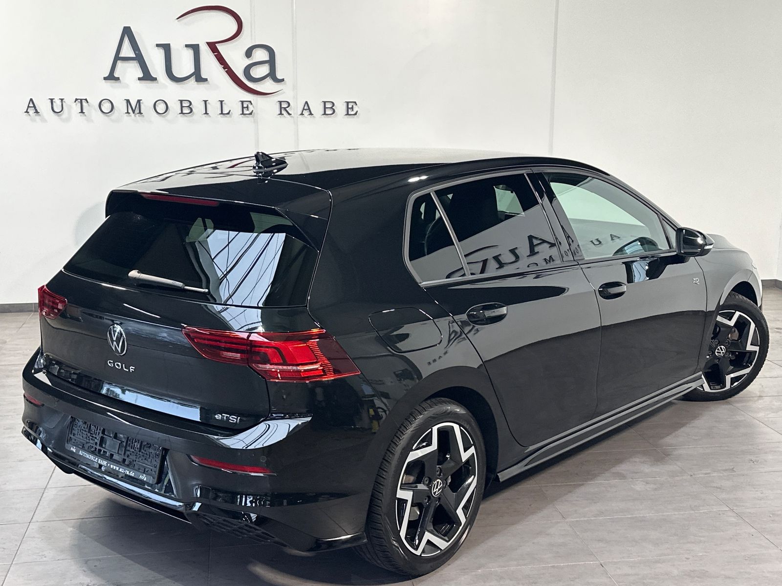 Fahrzeugabbildung Volkswagen Golf 1.5 eTSI R-Line LED+KAM+SHZ+KEYLESS+17ZOLL