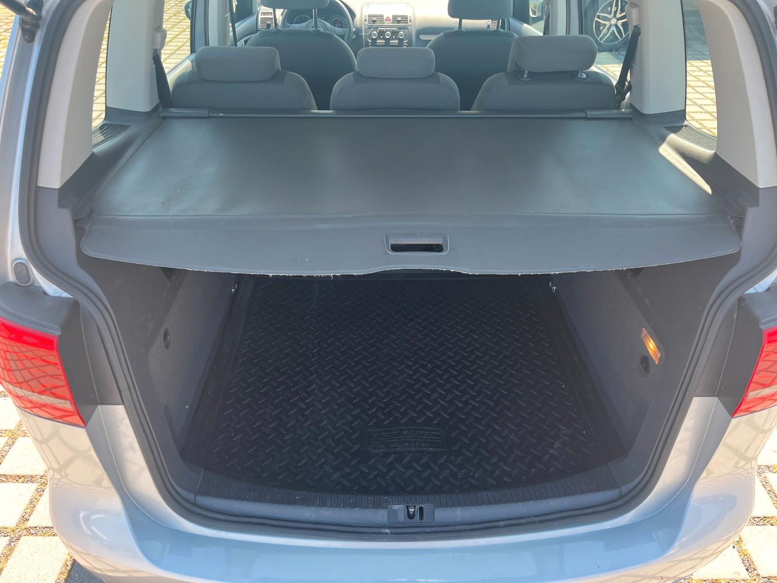 Volkswagen Touran 2011 — photo 8