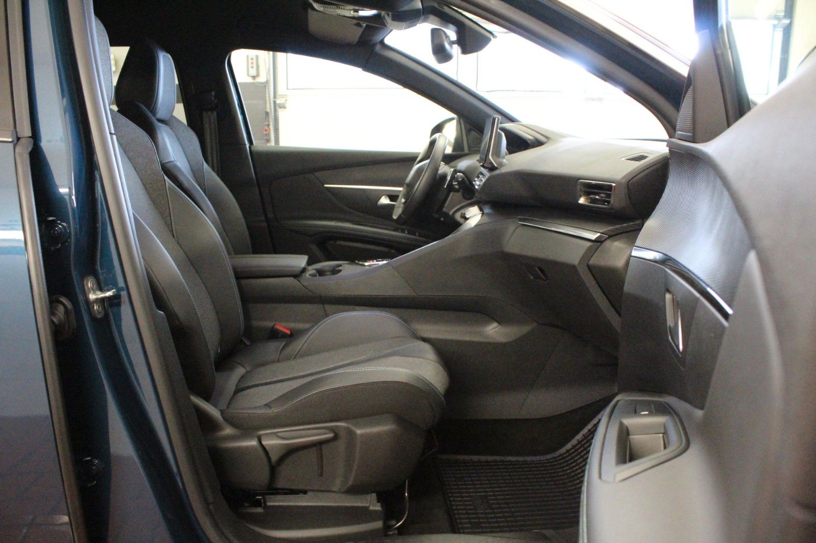 Fahrzeugabbildung Peugeot 3008 Plug-In Hybrid 225 e-EAT8 Allure Pack