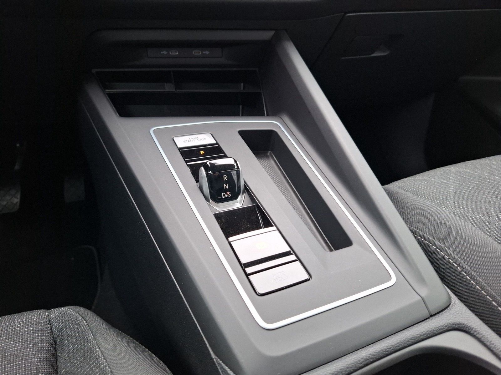 VW Golf VIII Variant 1.5 eTSI Life DSG / AHK / NAVI - Image 14