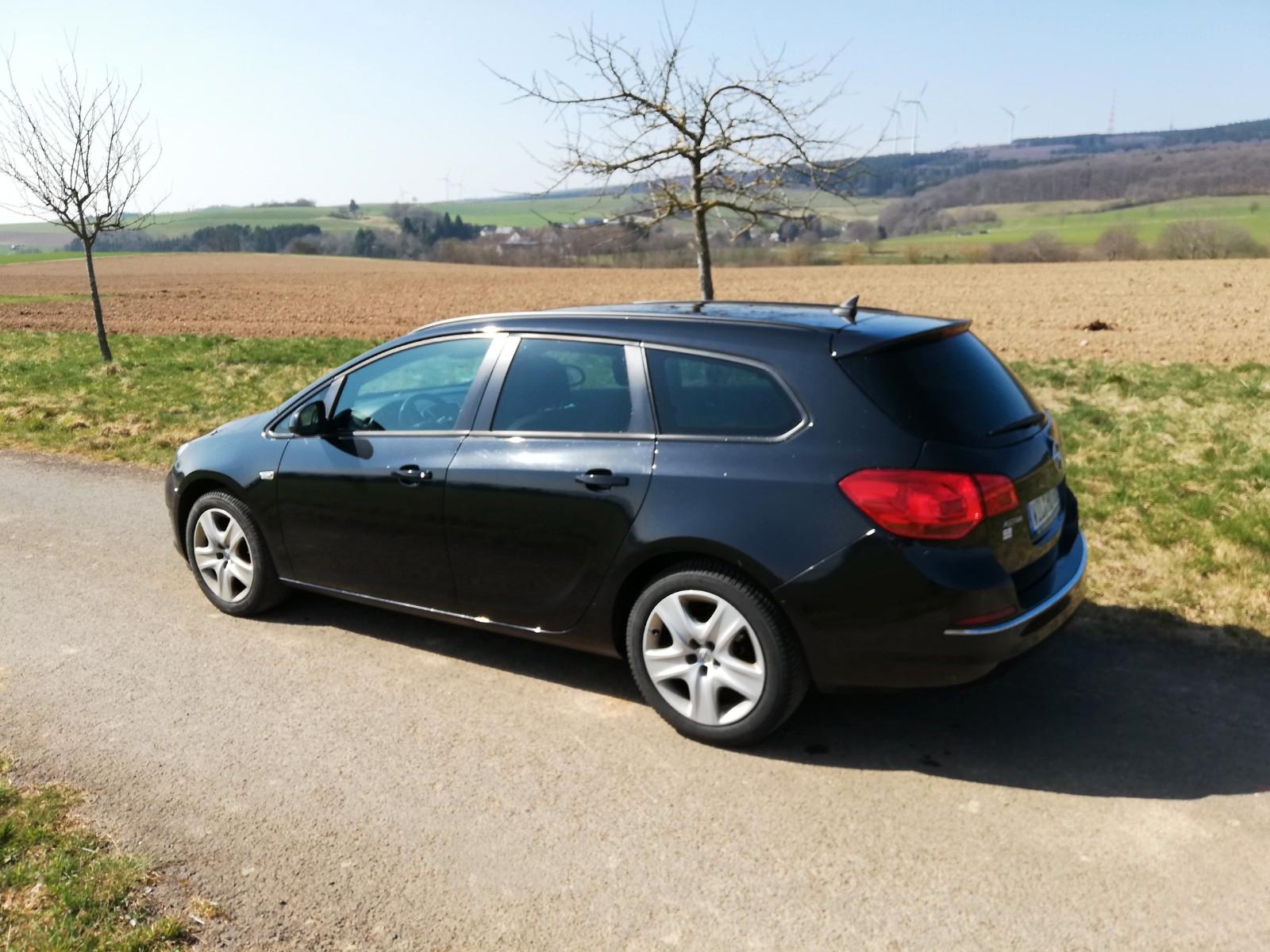 Opel Astra 2015 — rear view