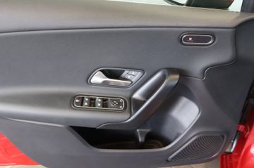 Mercedes-Benz A 180 MBUX+LANE+KAM+NAVI+PANO+ALU