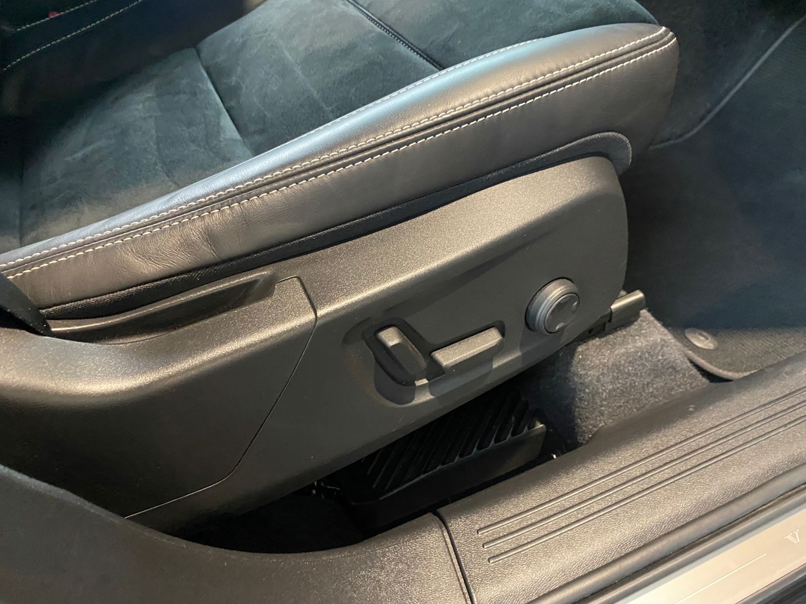 Fahrzeugabbildung Volvo XC40 R Design 2WD AHK LED NAV SHZ ALU