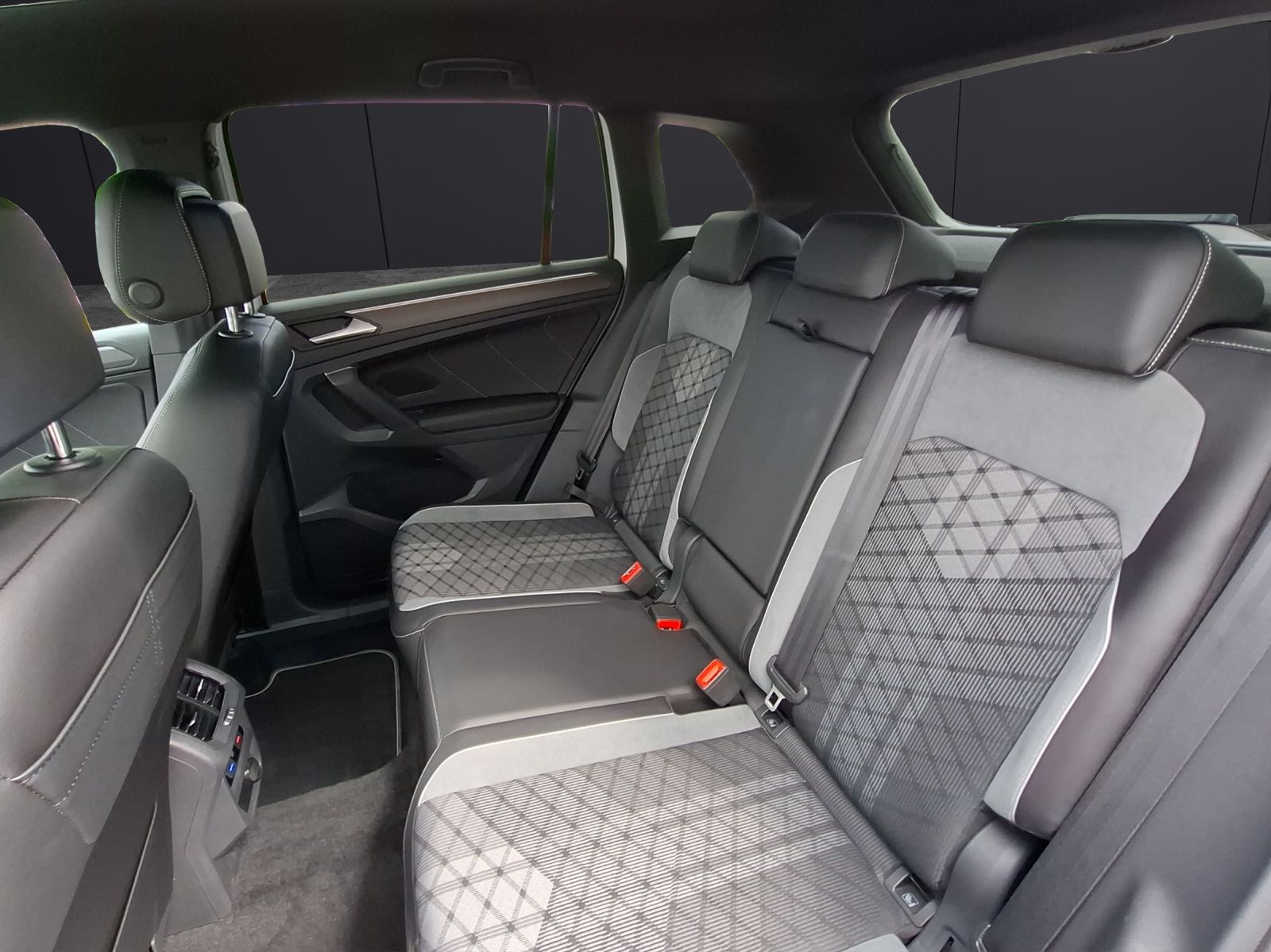 Fahrzeugabbildung Volkswagen Tiguan TSI R-Line DSG 4M Matrix AHK Navi AID ACC
