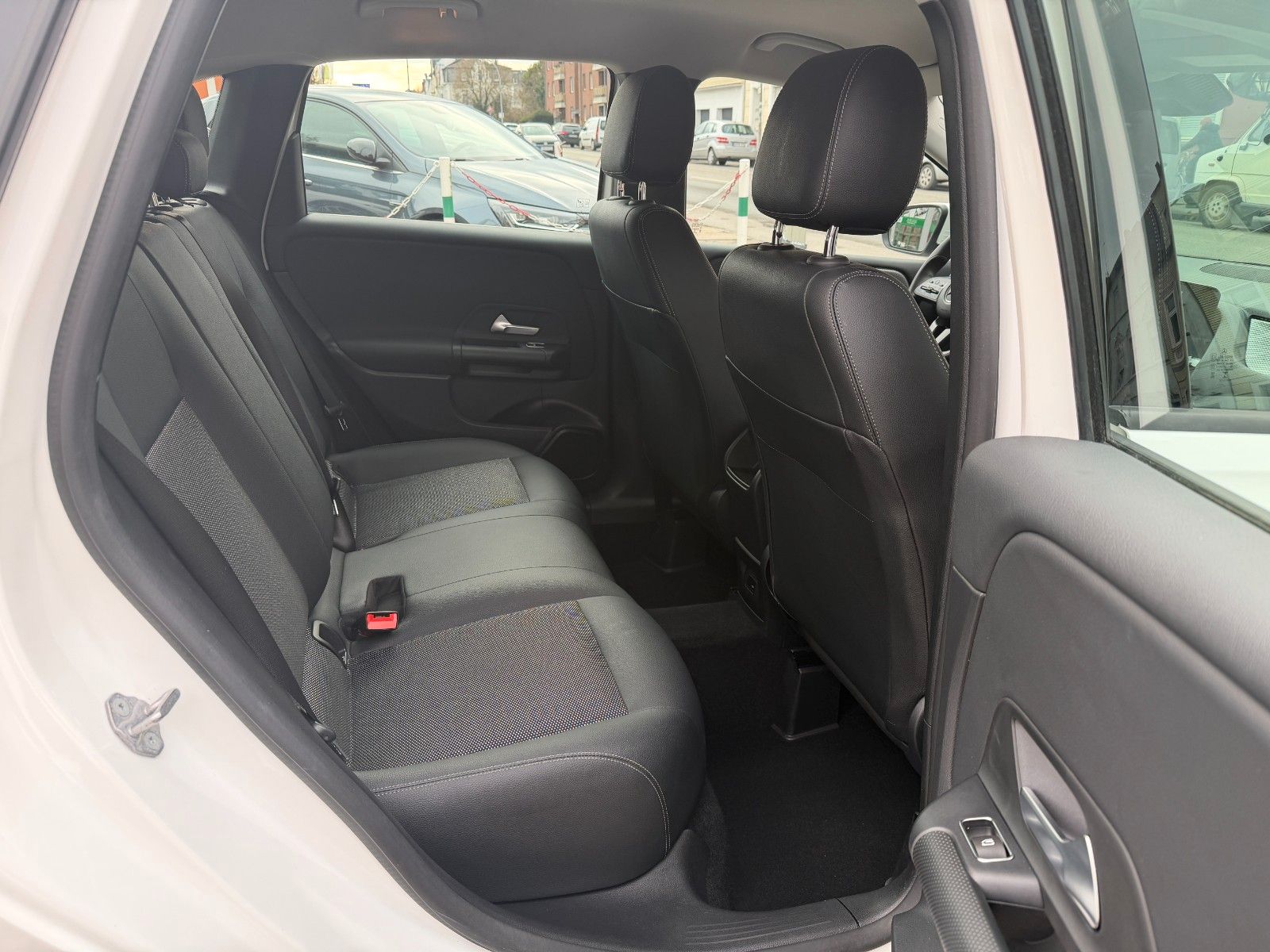 Fahrzeugabbildung Mercedes-Benz B 180 AUTOMATIK LED TEMPOMAT DAB 1-HAND MBUX