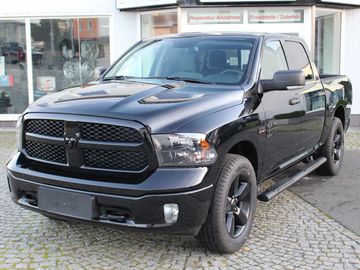 Fotografie Dodge RAM 1500 Crew Cab Classic 4x4 BLACK LPG 2023