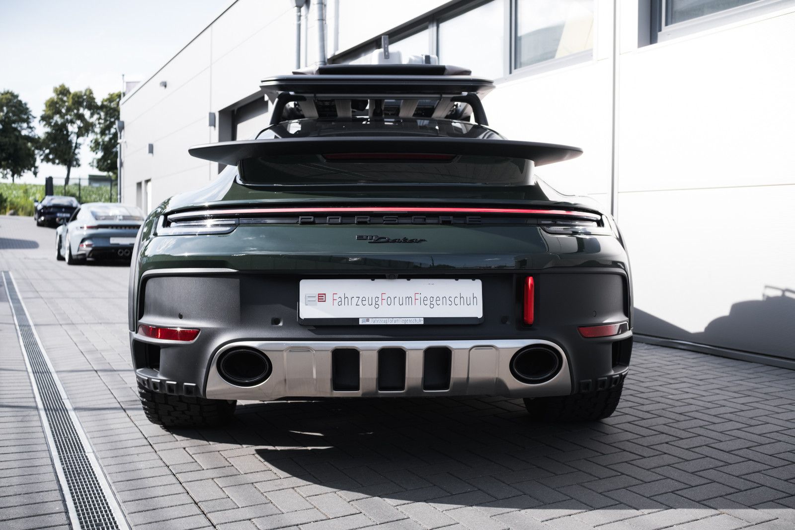 Fahrzeugabbildung Porsche 992/911 DAKAR - PTS Underberggrün-Rallyepaket