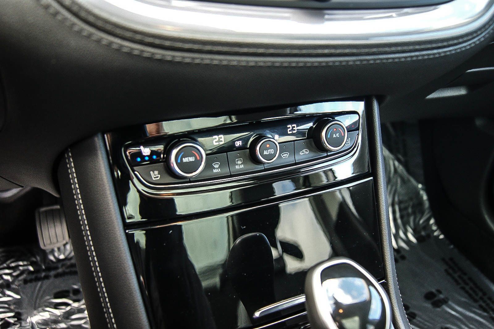 Fahrzeugabbildung Opel Grandland X 1.6 Ultimate Aut. PANORAMA LEDER ACC