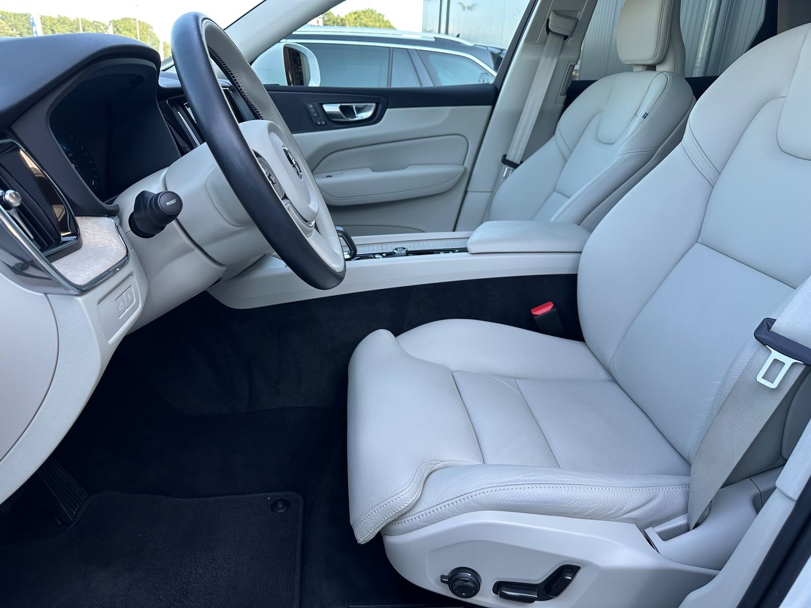 Fahrzeugabbildung Volvo XC60 T6 AWD Recharge Core NAV+LED+PANO+AHK+STHZG