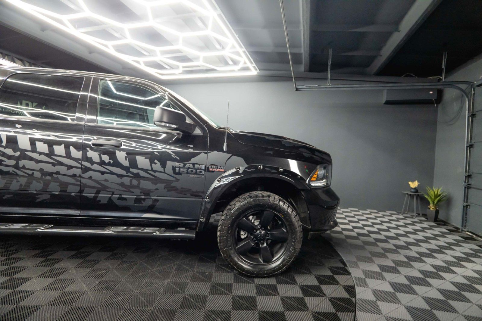 Fahrzeugabbildung Dodge RAM 5.7 V8 HEMI 4x4 OFFROAD Night-Paket *LED*