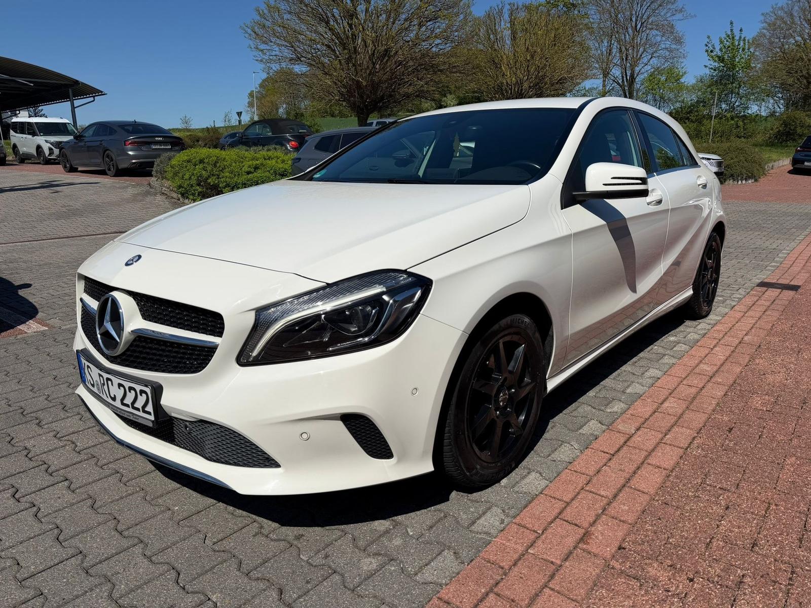 Mercedes-Benz A 180 Navi LED High Performace Sitzheizung PDC A