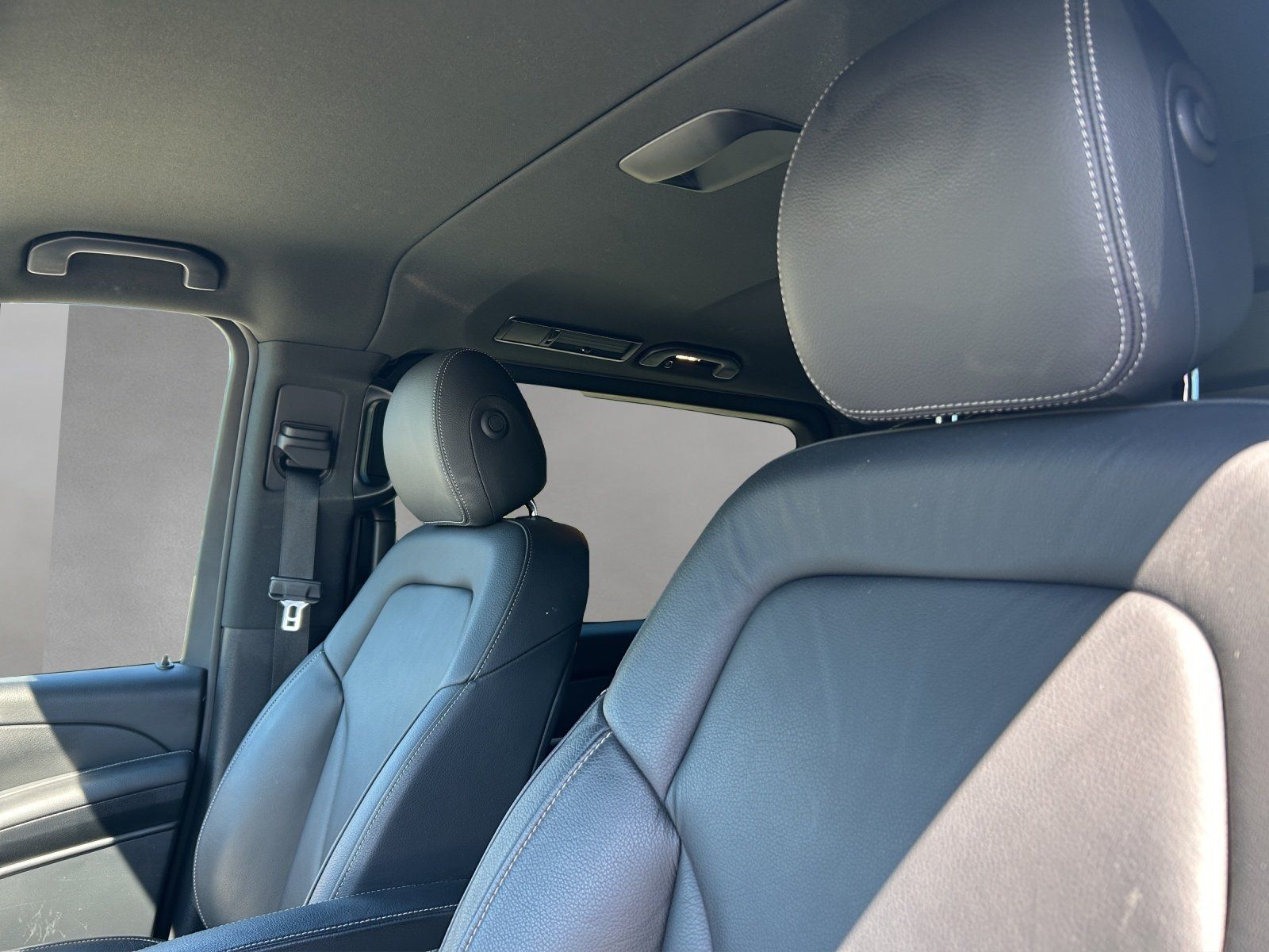 Fahrzeugabbildung Mercedes-Benz V 300 d AVANTGARDE EDITION Lang AMG Distro 360°