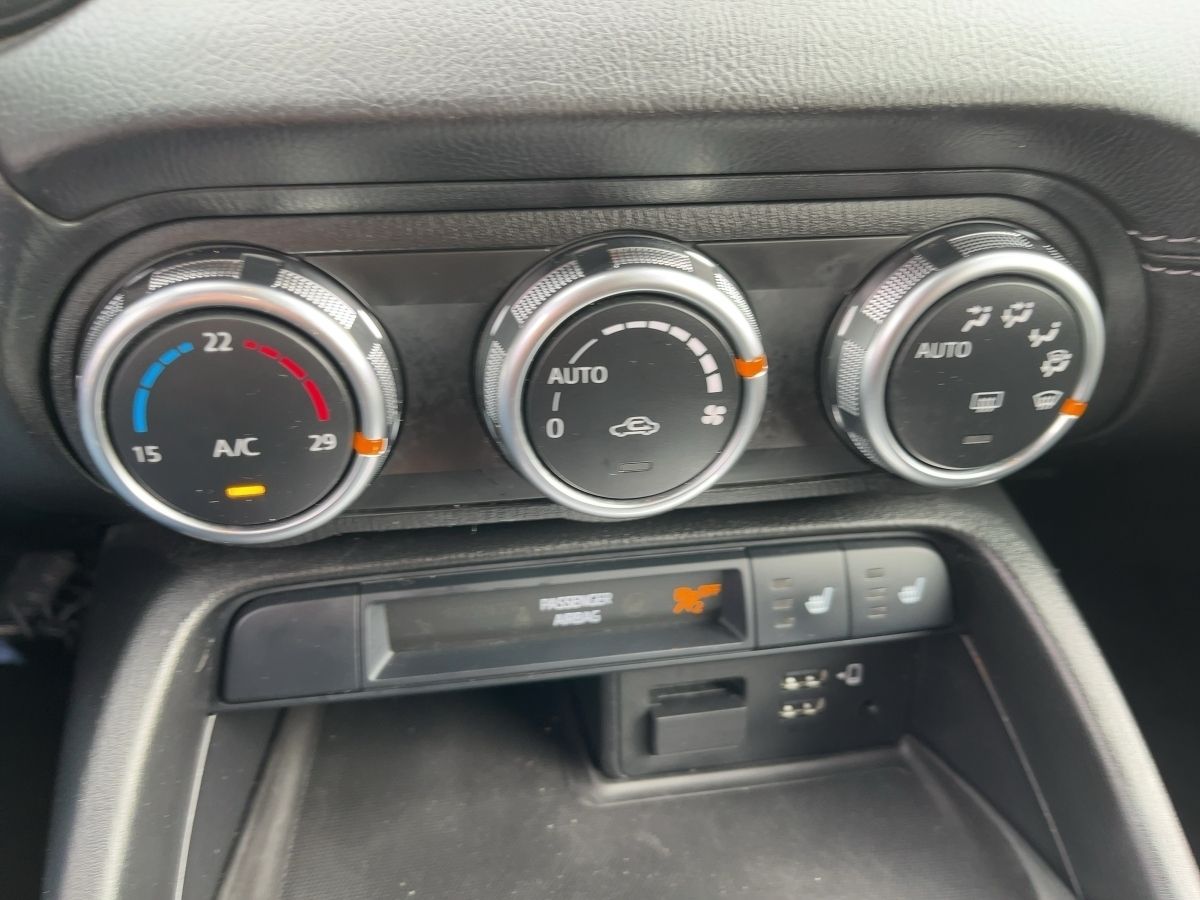 Fahrzeugabbildung Mazda MX-5 Navi Klimaaut. - mit KI generiert/bearbeitet