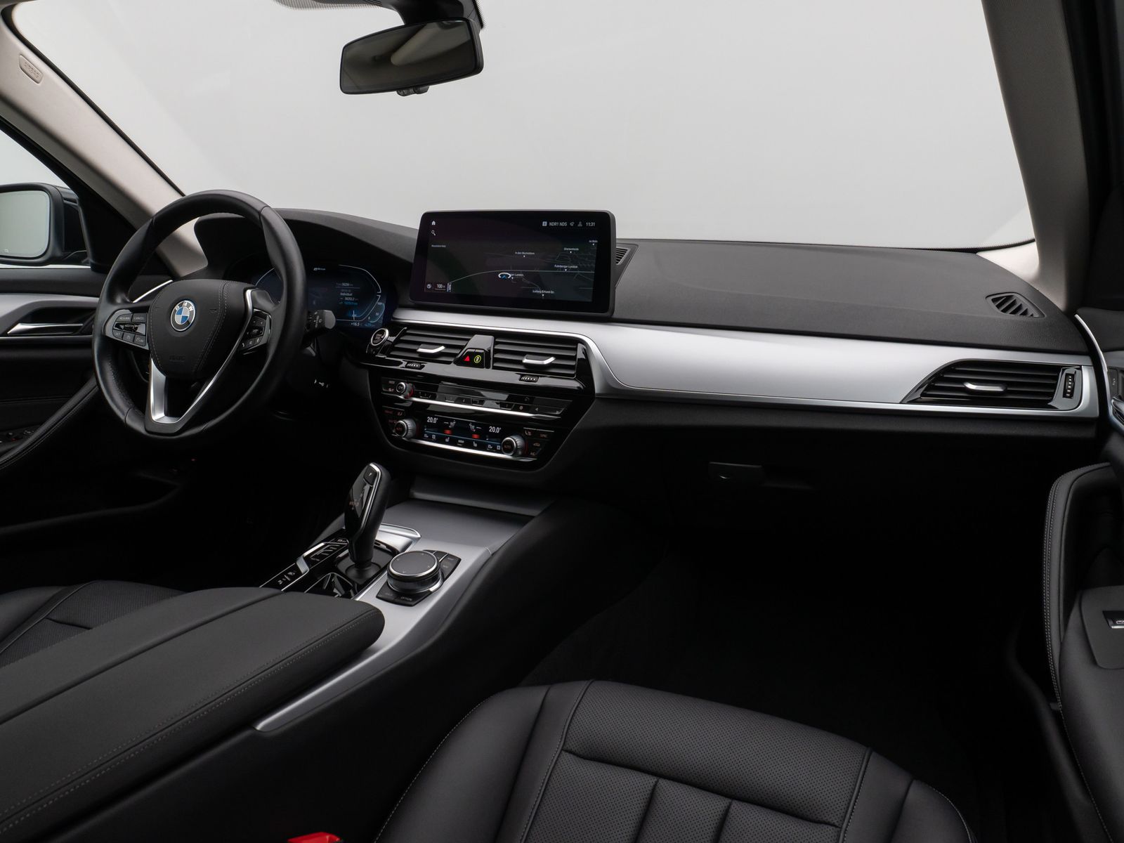 Fahrzeugabbildung BMW 530e Kamera DAB CockPitPro Sitzhzg Alarm LED