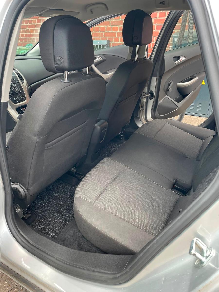 Opel Astra 2011 — photo 8