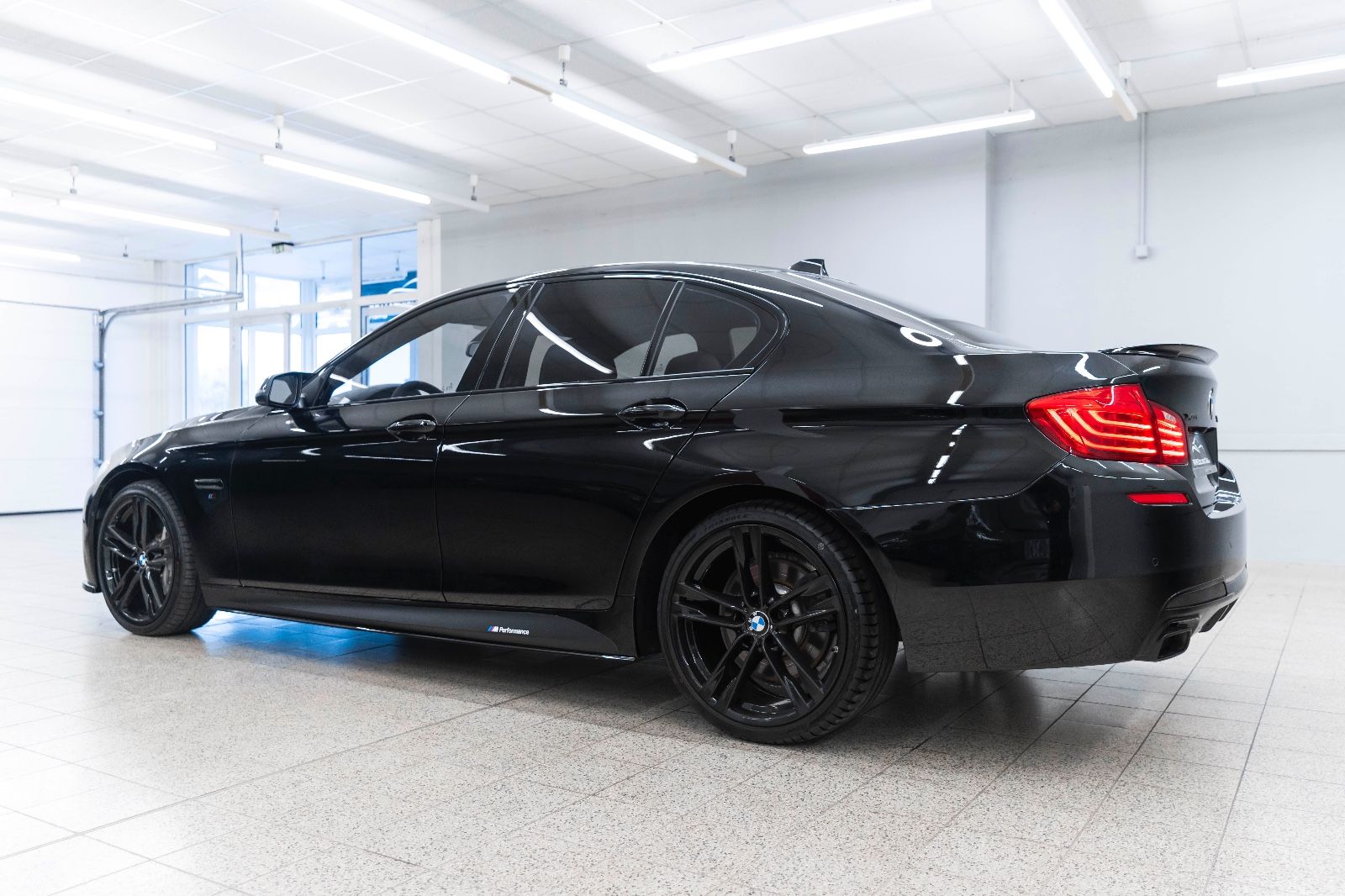 Fahrzeugabbildung BMW 550I Xdrive M-Performance HUD LED KAM NAV H&K