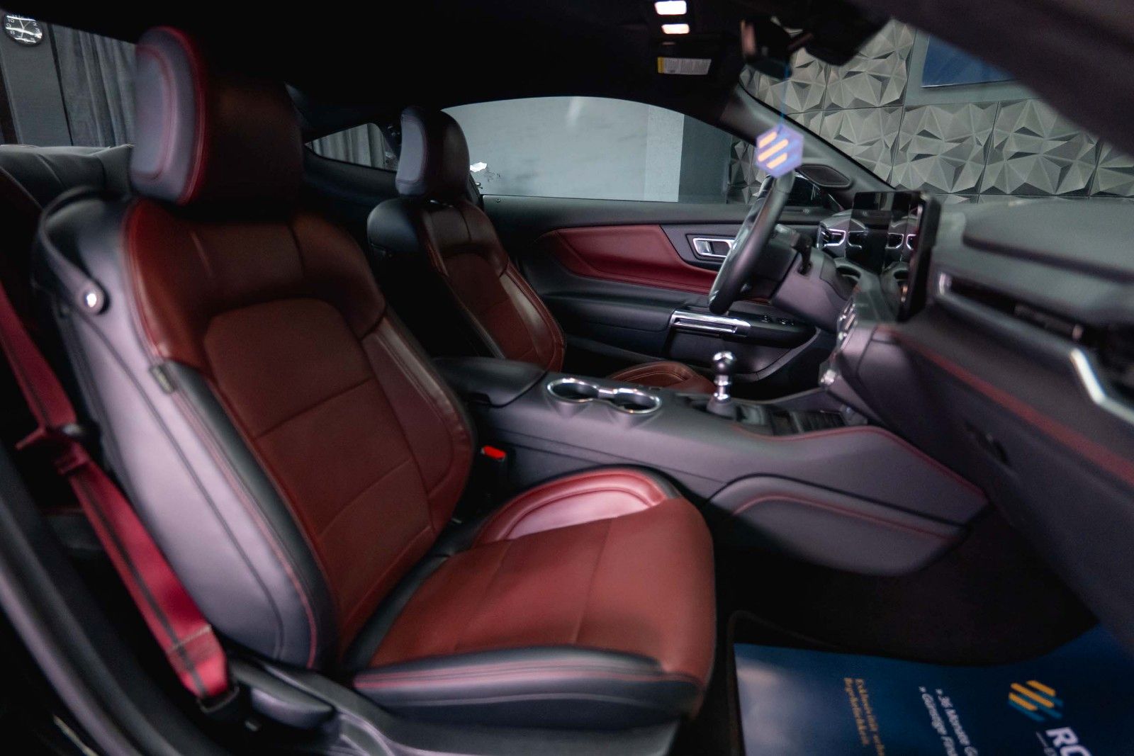 Fahrzeugabbildung Ford Mustang Fastback 5.0 Ti-VCT V8 Dark Horse 6-Gang