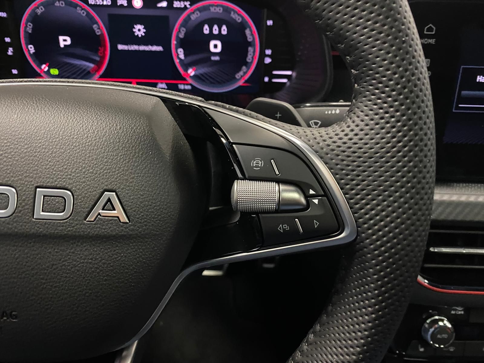 Fahrzeugabbildung SKODA Kamiq Monte Carlo 1.5 TSI DSG+AHK+MATRIX+PANO+5J