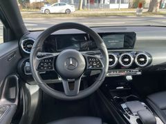 Fahrzeugabbildung Mercedes-Benz A 180d*Parkpaket*MBUX*Navi*Spurhalteass*LED*