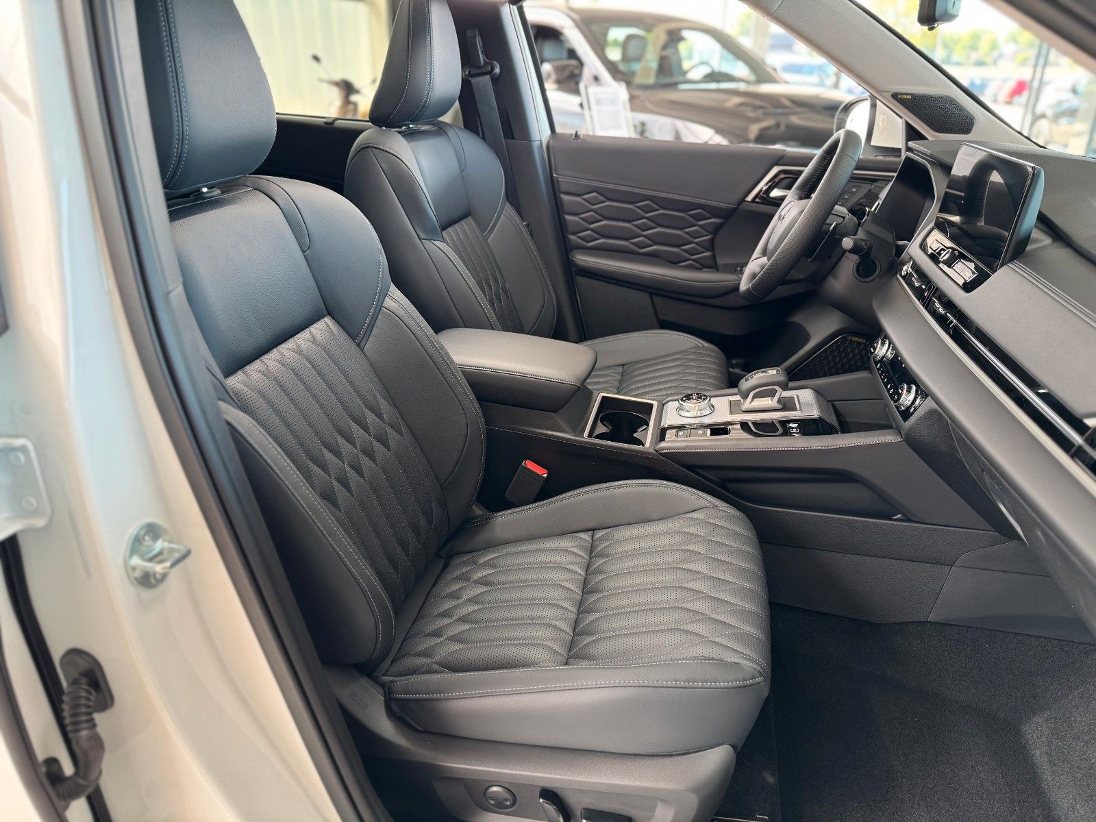 Fahrzeugabbildung Mitsubishi Outlander 2.4 PLUG-IN HYBRID 4WD TOP