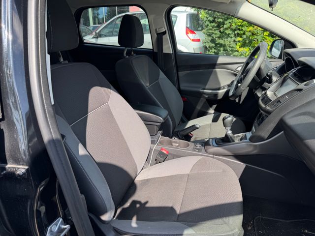 Fahrzeugabbildung Ford Focus Turnier Trend Motor dreht