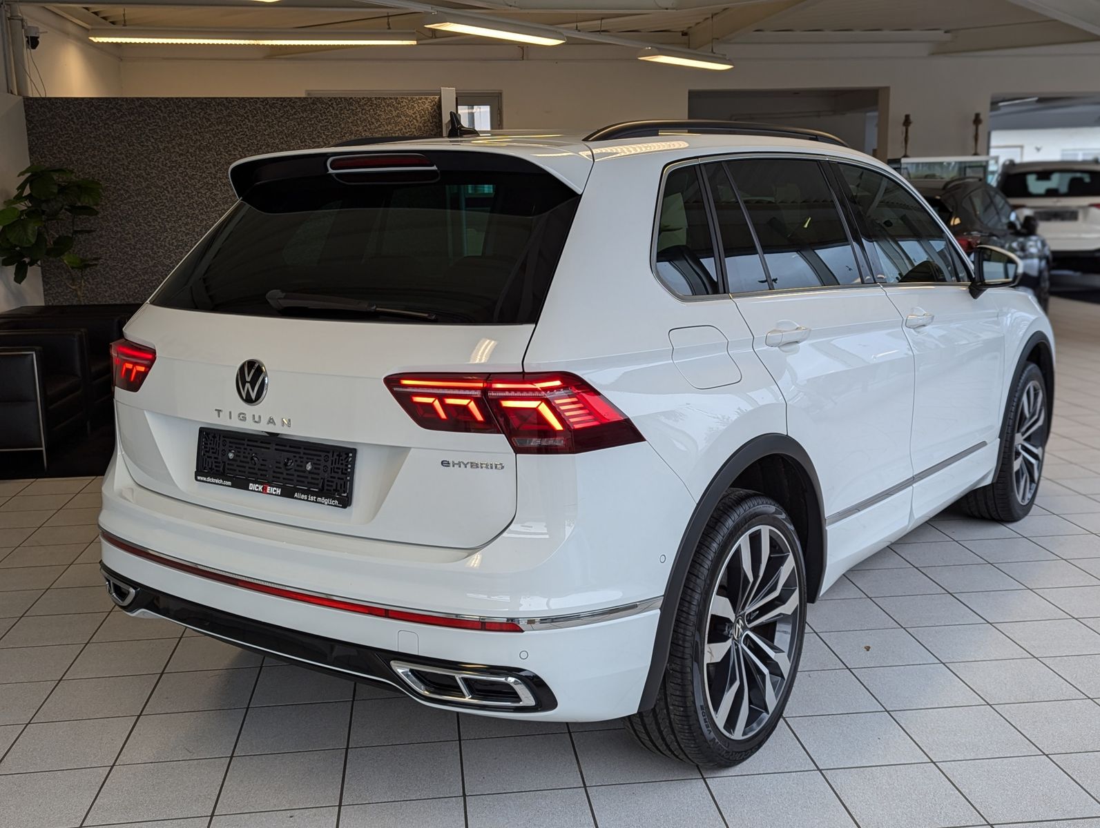 VW Tiguan R-Line eHybrid Matrix Kamera DCC ACC 20" - Image 8