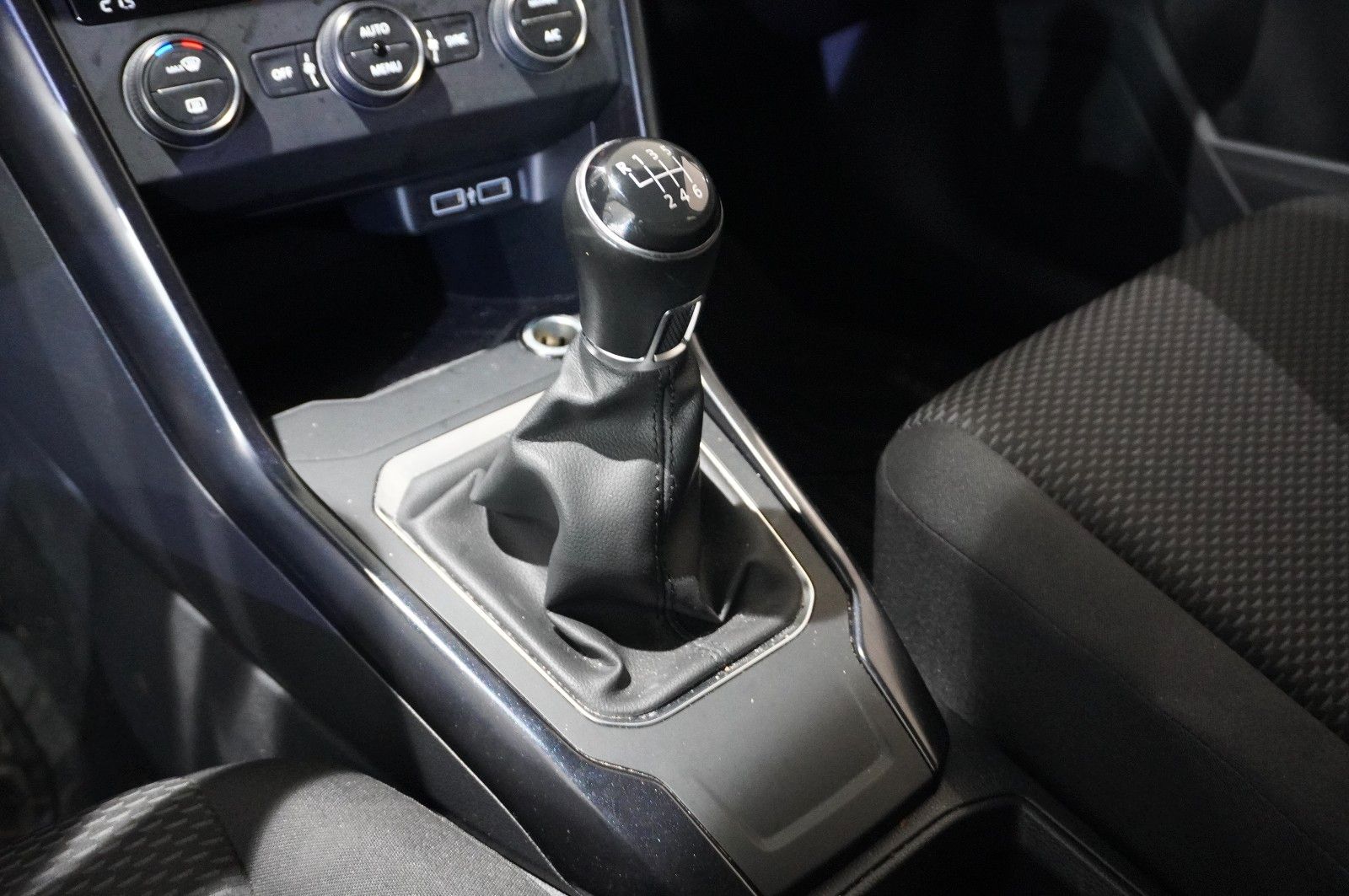 Fahrzeugabbildung Volkswagen T-Roc 1.0 TSI NAVI/LED/SHZ/PDC/NEBEL/KLIMA/DAB+