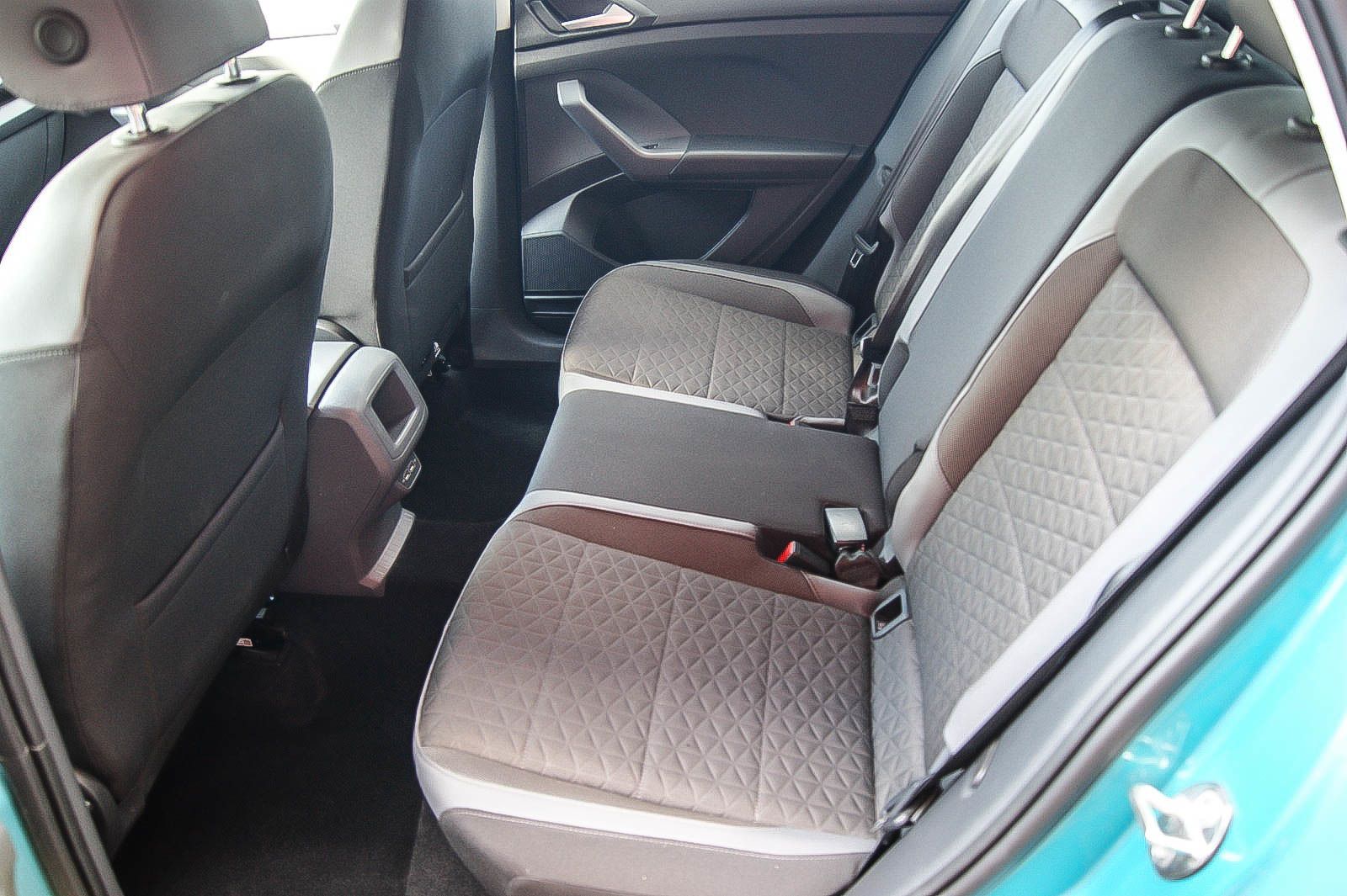 Fahrzeugabbildung Volkswagen T-Cross HIGHLINE 1.0 TSI NAVI LED VIRTUAL 1.HAND
