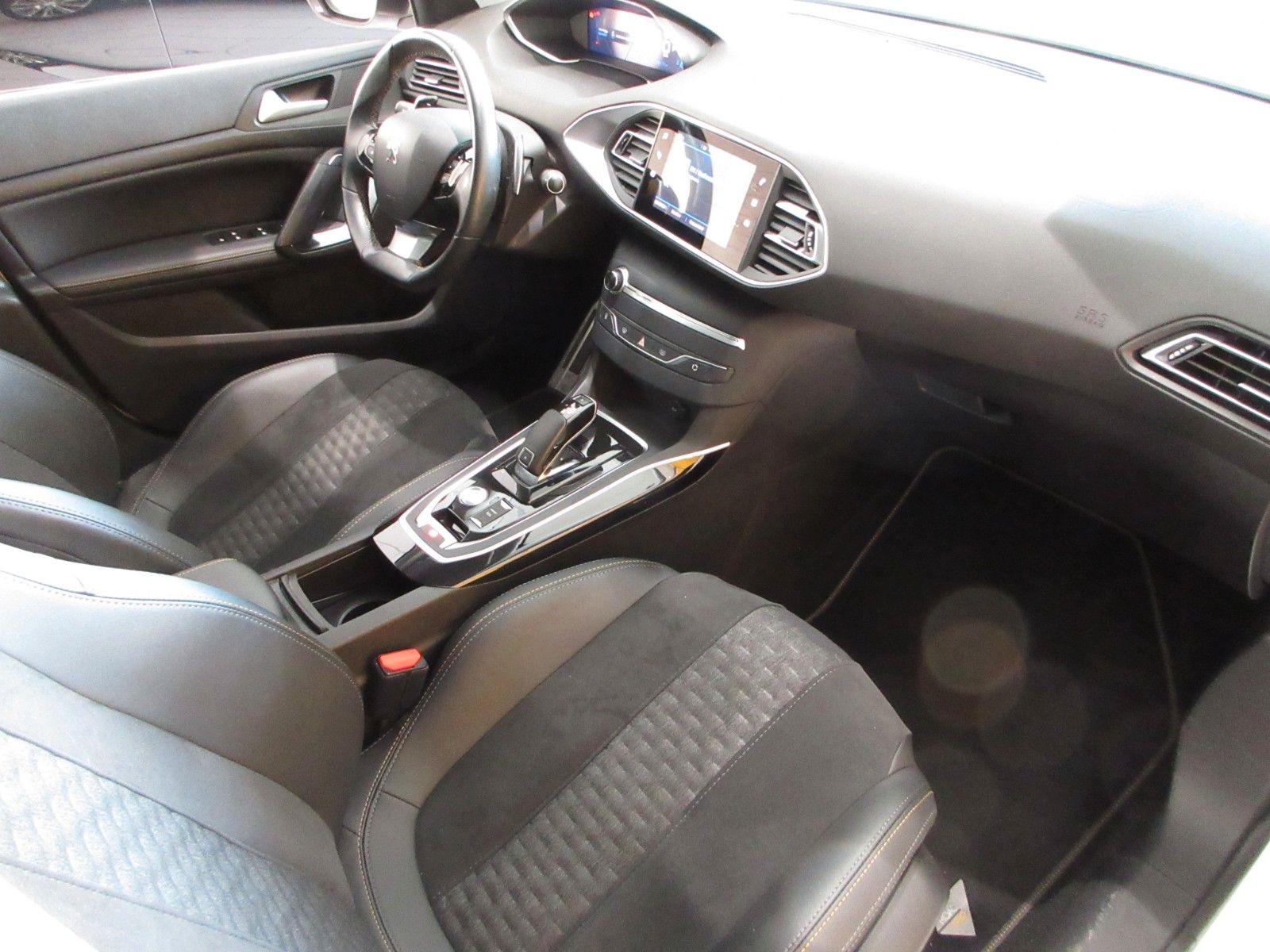 Fahrzeugabbildung Peugeot 308 Allure 1.2T LED/NAVI/R´CAM/PDC/VIRTUAL