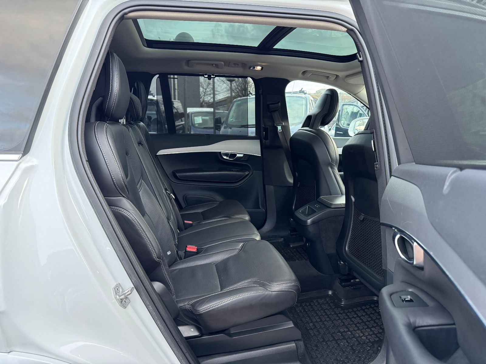 Fahrzeugabbildung Volvo XC90 INSCRIPTION AWD PANO HUD SITZKLIMA MEMORY
