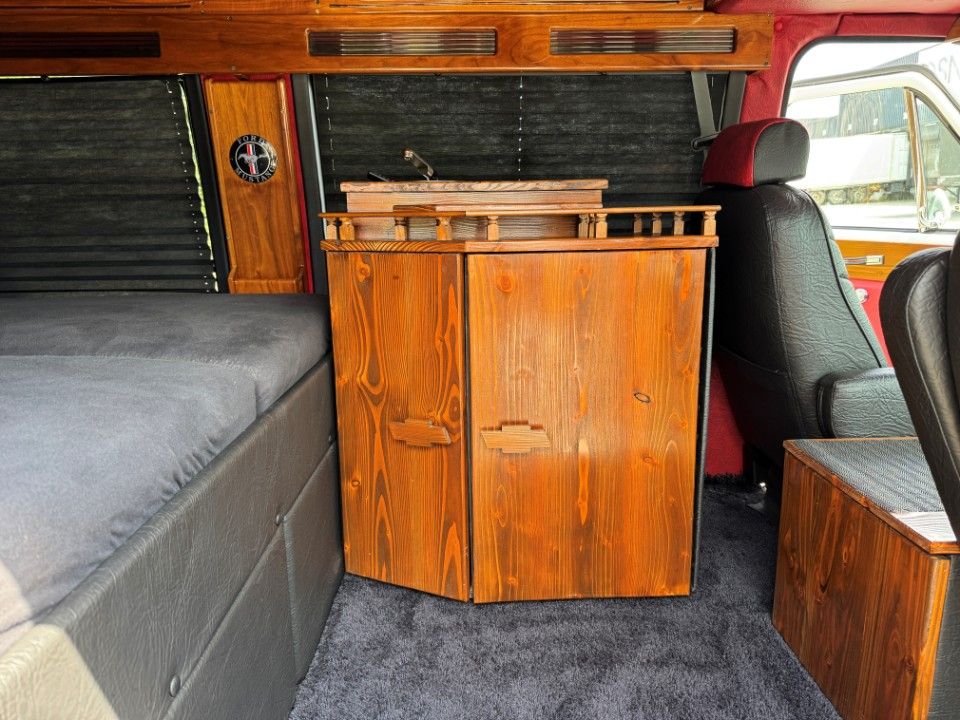 Fahrzeugabbildung Chevrolet Chevy Van G20 5.7 V8 Tiara komplett gemacht