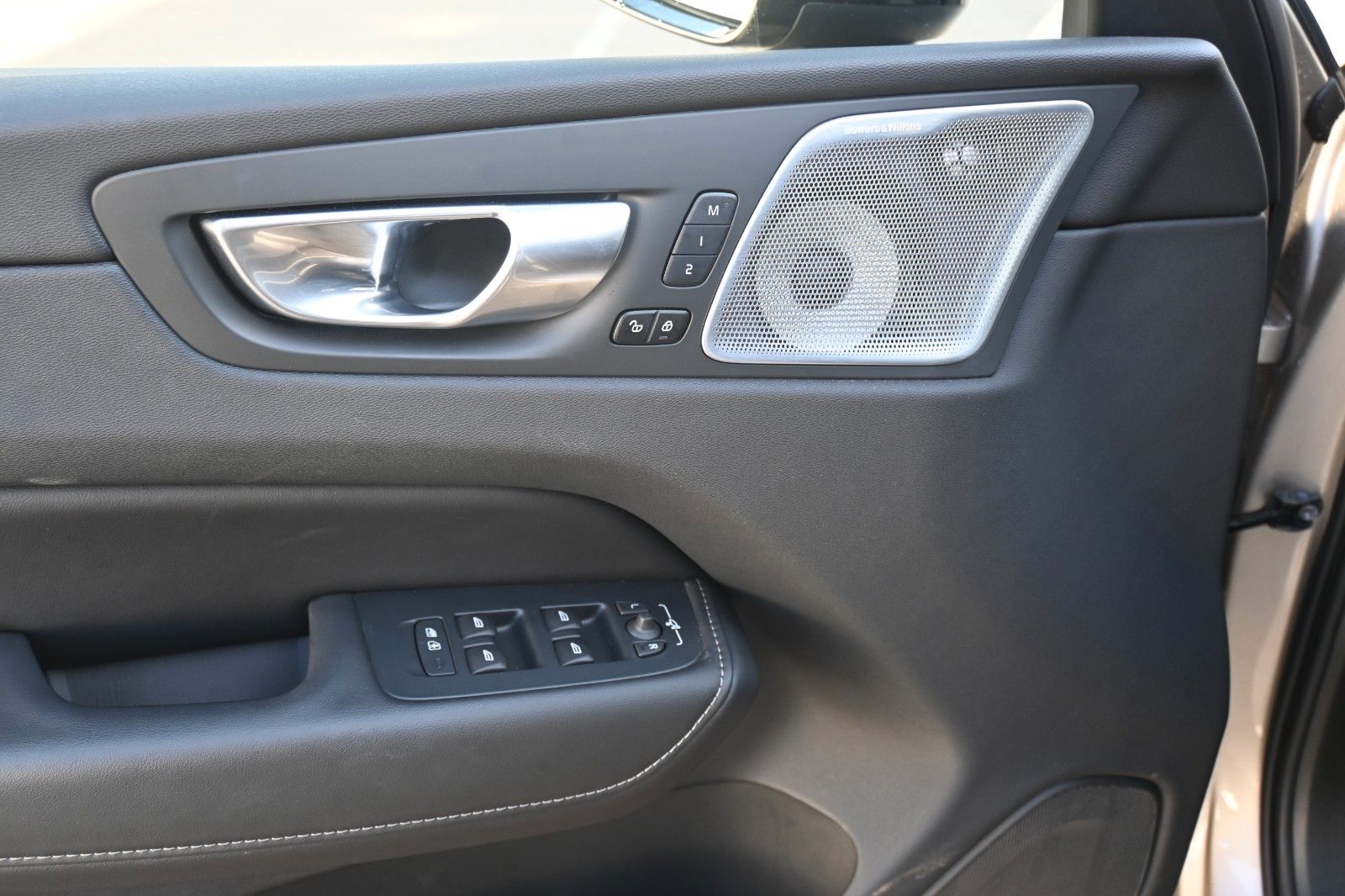 Fahrzeugabbildung Volvo XC60 Ultimate Dark AWD*MASS*LUFT*B&W*NAV*HUD*AHK