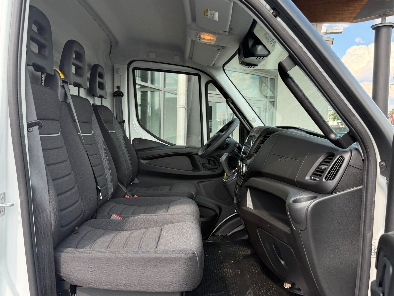 Fahrzeugabbildung Iveco Daily 35S16H3.0A8 V Y ASC-Ausbau Kastenwagen