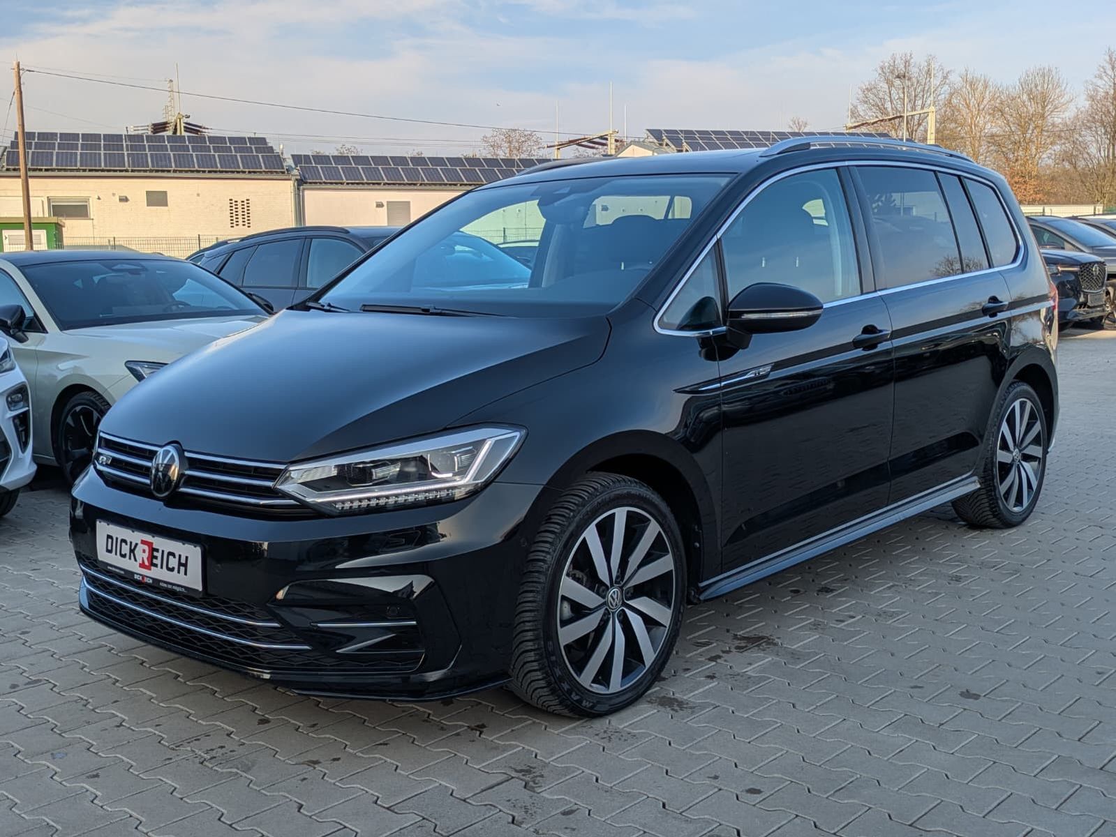 Fahrzeugabbildung Volkswagen Touran 2.0 DSG R-Line High. Pano 7-Si IQ.Dri AHK