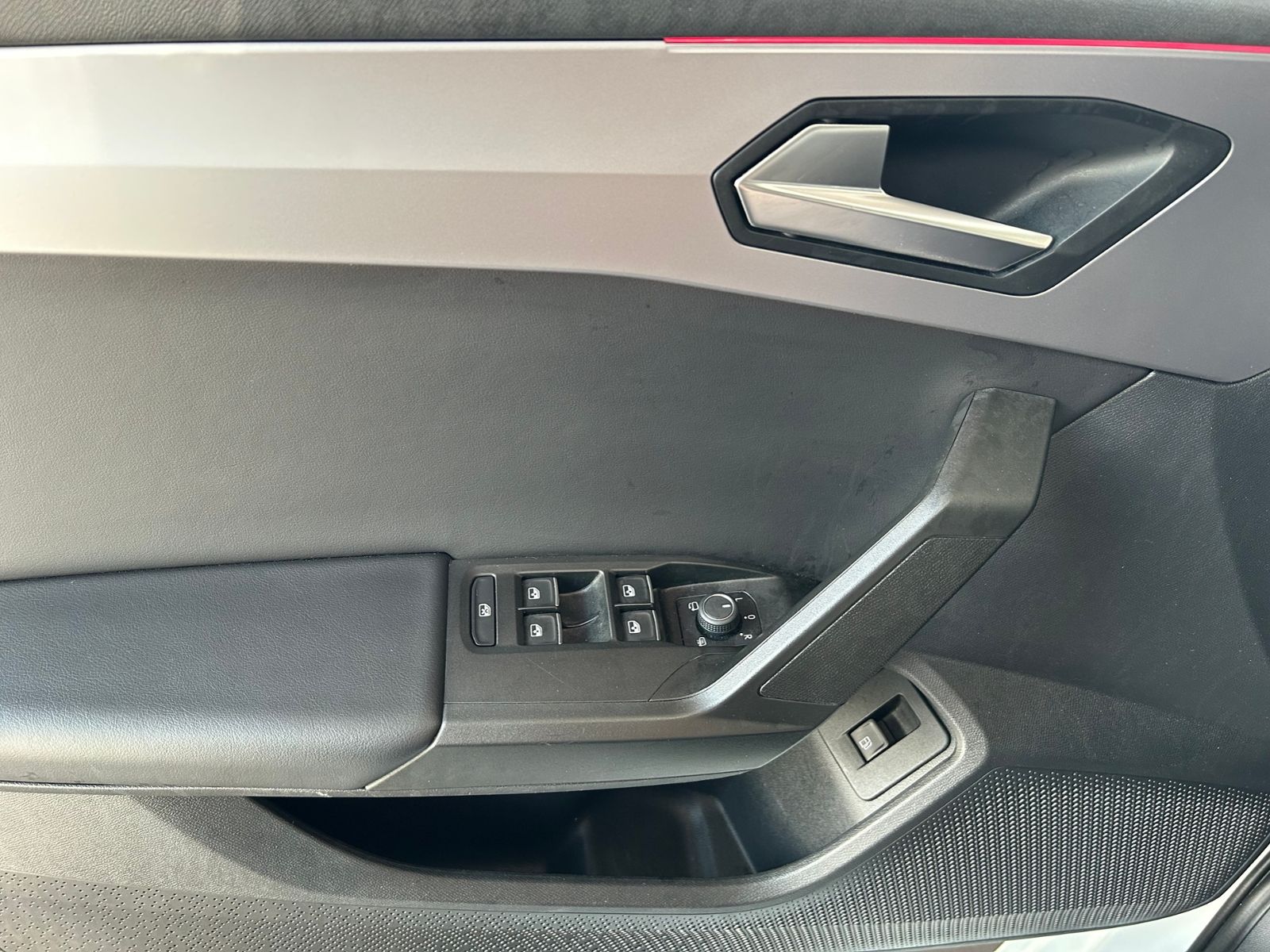 Fahrzeugabbildung SEAT Leon Sportstourer FR e-Hybrid LED NAVI ALU