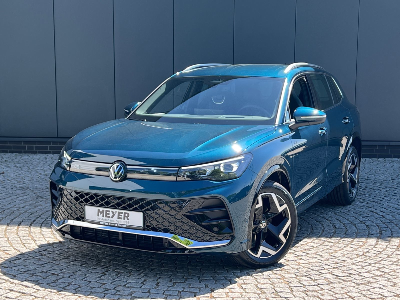 Fahrzeugabbildung Volkswagen Tiguan R-Line 1.5 eTSI DSG *AHK, IQ.Light, ACC,