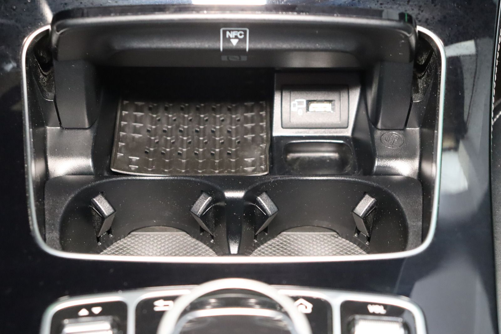 Fahrzeugabbildung Mercedes-Benz E 400 T 4Matic * Airmatic * STHZ * Memory AVANTG