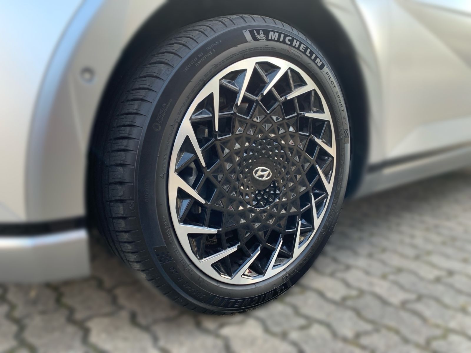 Fahrzeugabbildung Hyundai IONIQ 5 Uniq 77,4 kWh 4WD Assi 20Zoll Pano