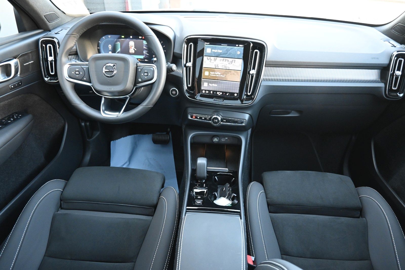 Fahrzeugabbildung Volvo XC40 B4 DSG Ultra Dark*PANO*RFK*ACC*AHK