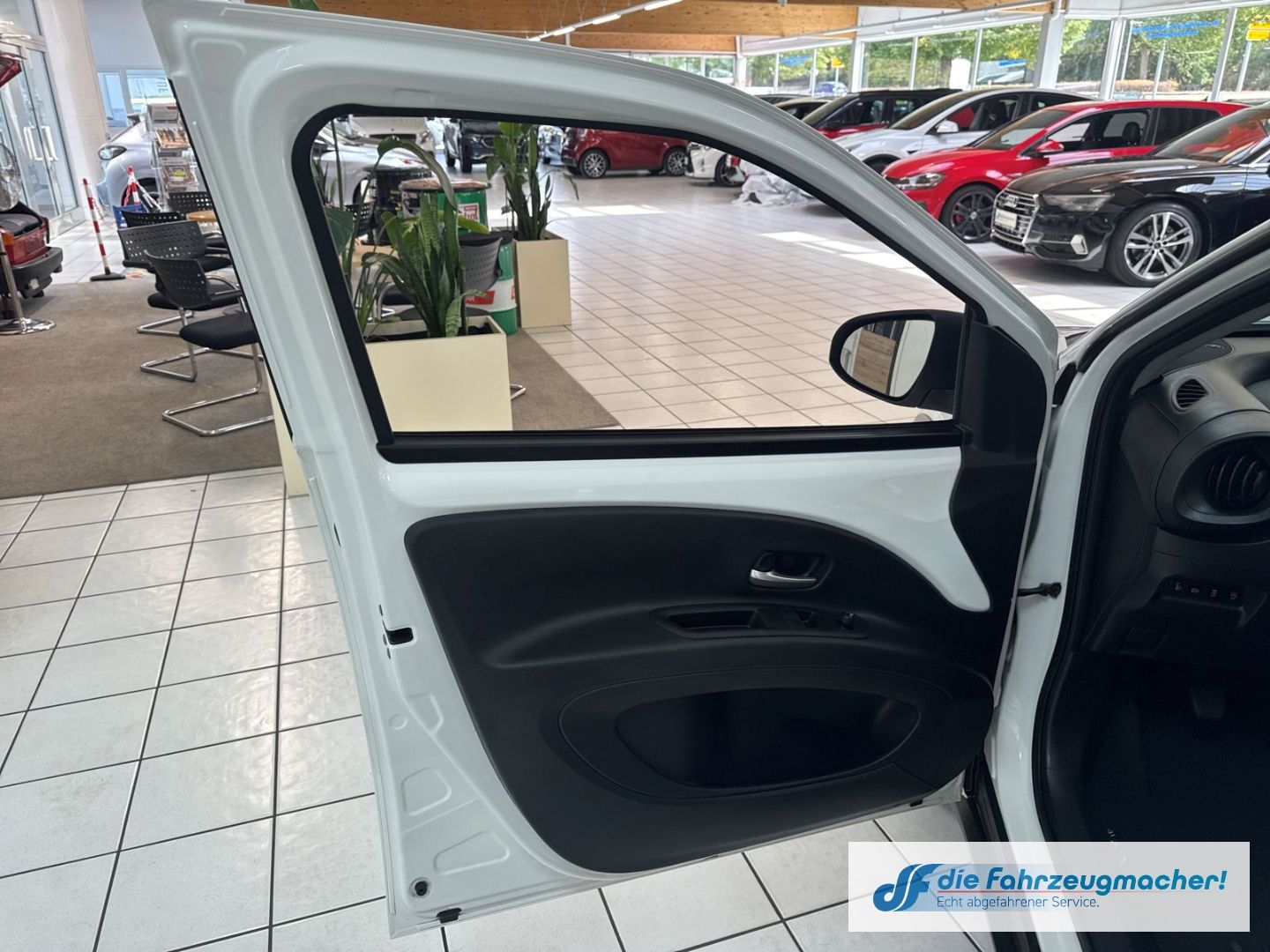 Fahrzeugabbildung Toyota Aygo X Play Apple CarPlay Android Auto Mehrzonen