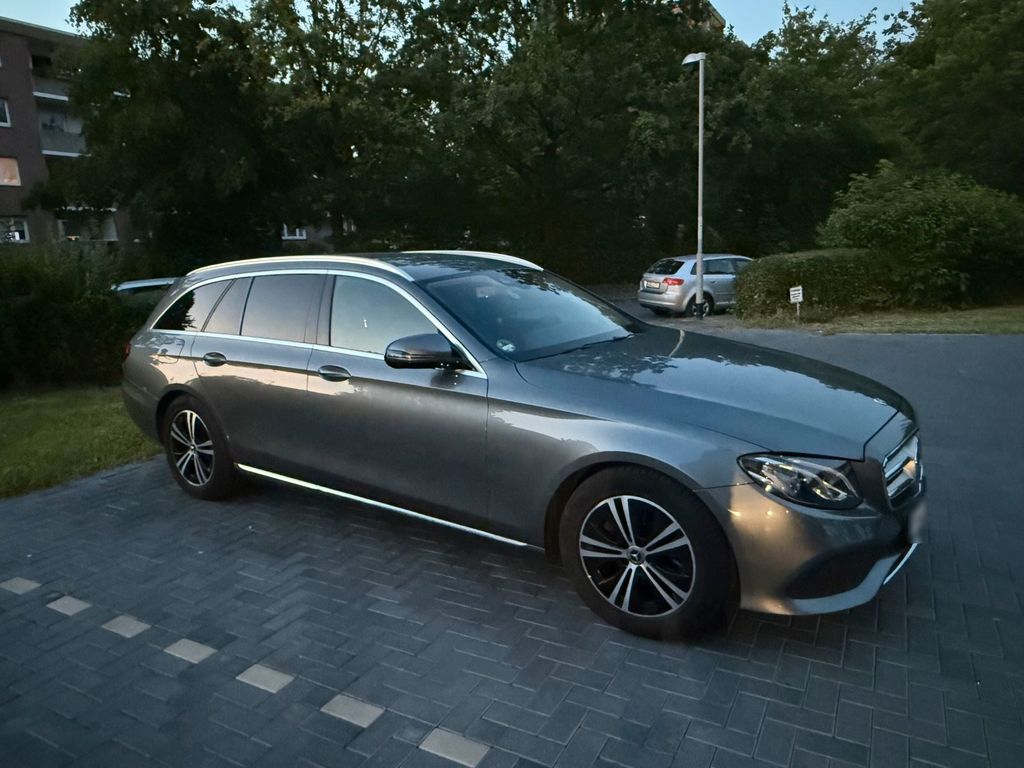 Image of Mercedes-Benz E 220