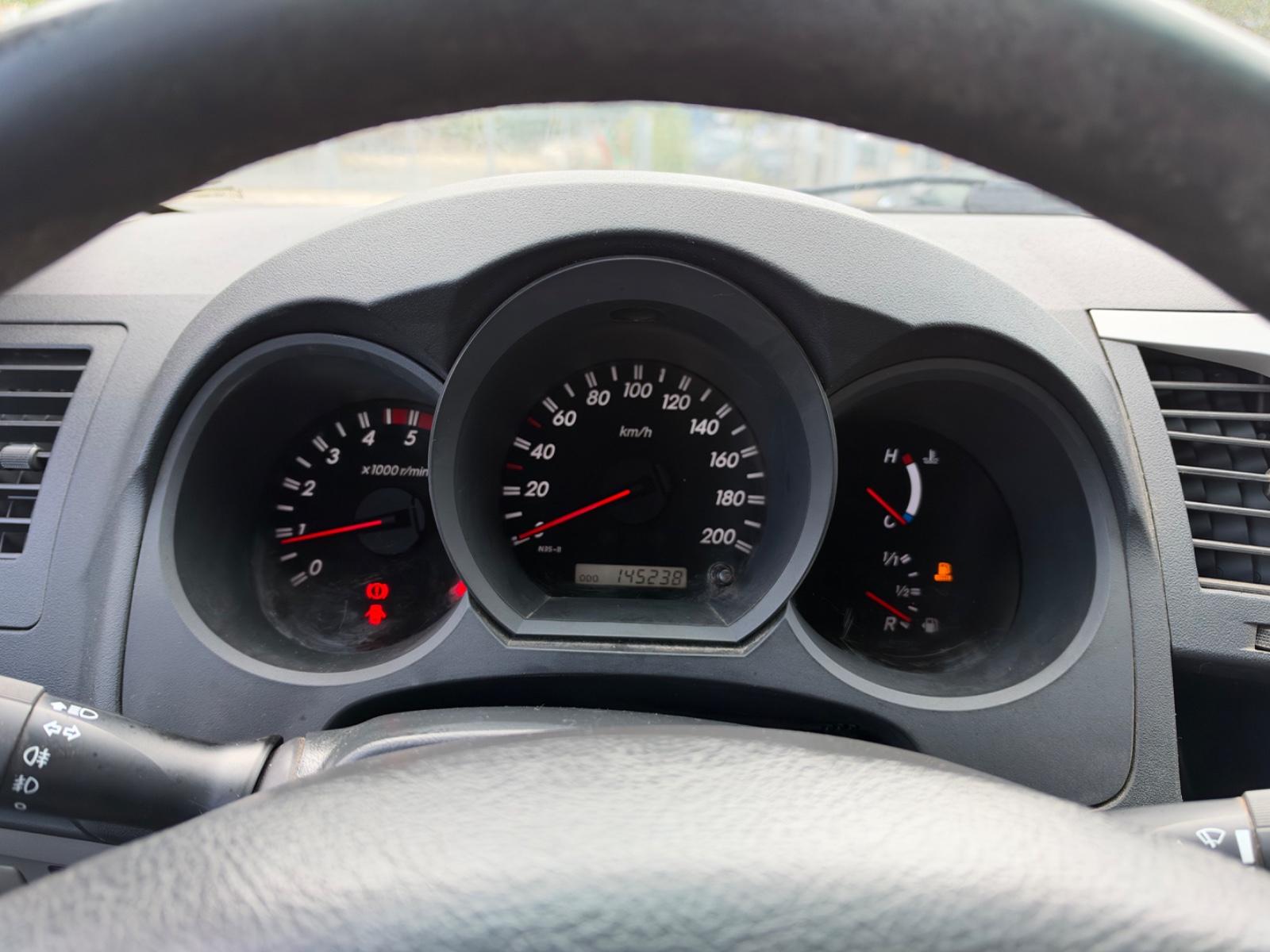 TOYOTA HILUX DOUBLE CAB LIFE 171 ch 4X4 BVM - TREUIL - ATTELAGE - 145000 km