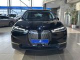 BMW iX 40 xDrive AHK LED Leder R.Cam Navi PDC SHZ - gebrauchte BMW iX aus dem Jahr 2023