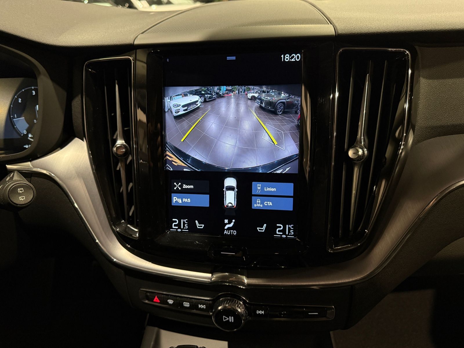 Fahrzeugabbildung Volvo XC60 Momentum Pro 2WD LED NAV DAB RFK SHZ ALU