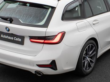 Fahrzeugabbildung BMW 330e xDr Tour Sport Line ACC HUD Pano HiFi Laser